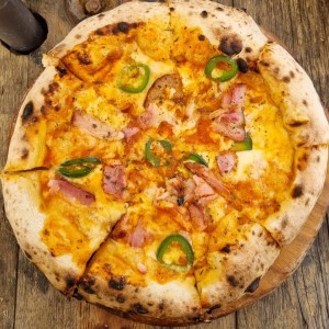 Pizza de tocino y jalapeños