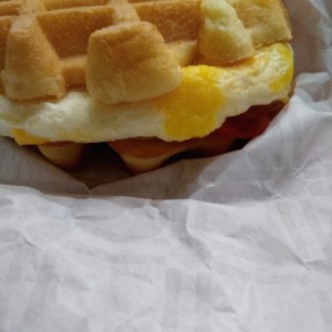 Waffle con huevo..