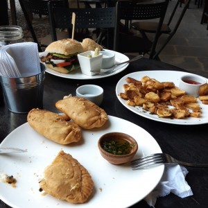 Empanadas de queso vegano y espinaca. Papitas fritas con cilantro. Sandwich de milanesa de berenjena 😋