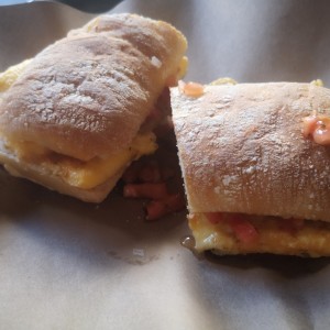 Sandwich de huevo y chipotle