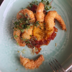 Camarones al coco, con puré de camote