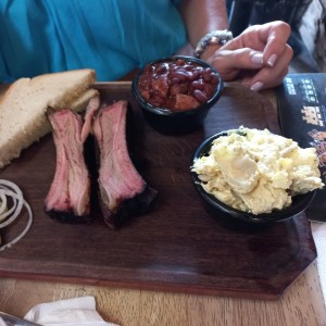 costillas con puré y frijoles 