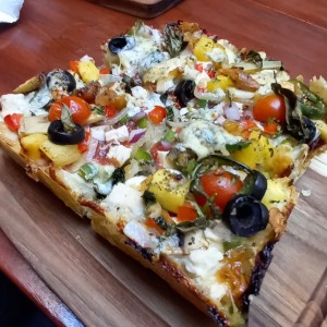Pizza con todos los ingredientes más queso azul adicional para mejorar el sabor