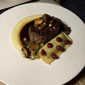 Carne con Pure y Ravioli 3 Quesos