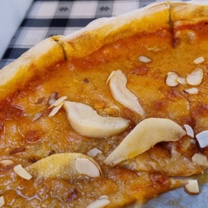 Pizza gorgonzola, noci e pera