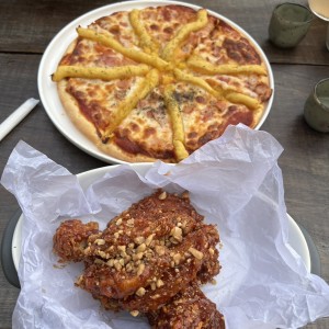 Alitas picantes y pizza con camote 
