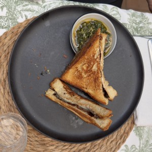 Sandwich de queso con Chimichurri 