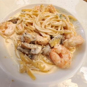 Linguini con camarones y champiñones en salsa blanca