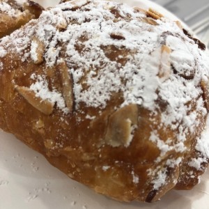 Desayunos - Croissant de almendras