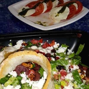 Ensaladas Capressa y Mediterranea