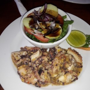 Pulpo al Ajillo con ensalada