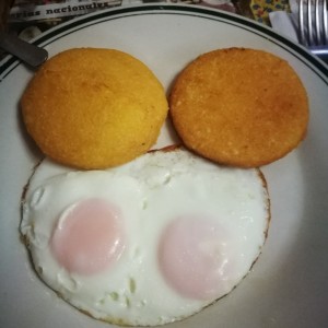 Par de huevos fritos con tortilla