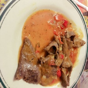 Bistec de carne en salsa