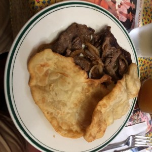 Bistec encebollado con hojaldre