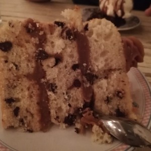 cake de chocochips con relleno de manjar