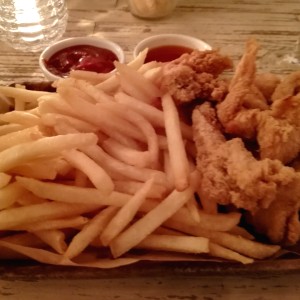 Deditos de pollo con papas fritas