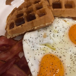 Waffles con huevo frito y tocino ???!
