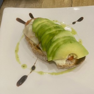 Brusqueta de tomate gratinado con aguacate