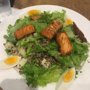 ensalada de salmkn y quinoa