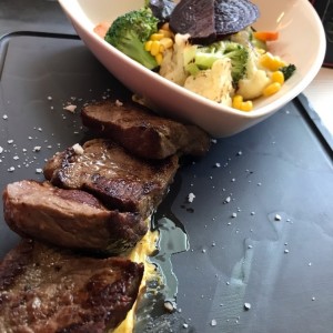 medallones de carne y vegetales
