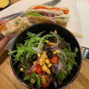 Emparedado Aguacate con ensalada