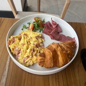 Huevos con jamón y croissant