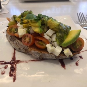 Bruscheta de tomate con aguacate y mozarella