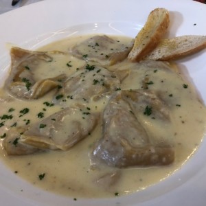 Canelloni relleno de hongos en salsa blanca