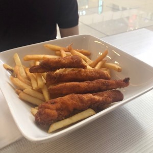 Deditos de pollo con papas fritas