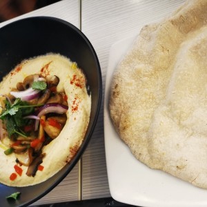 Humus con hongos al ajillo