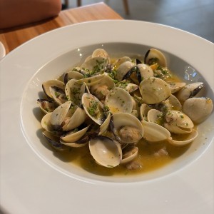 Almejas al ajillo