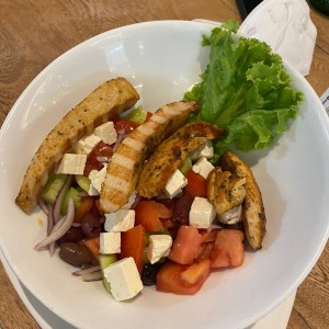 Ensalada griega con pollo
