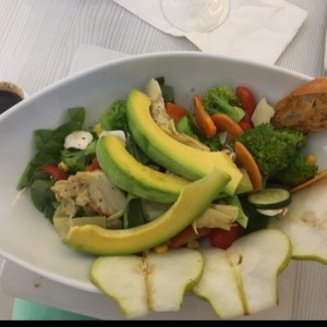 ensalada saludable con aguacate