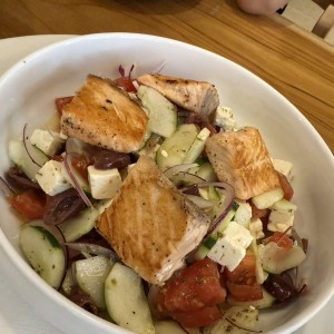 Ensaladas - Griega con salmon a la plancha