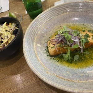 Salmon con mamtequilla verde.