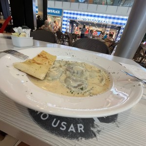 Raviolis con queso de cabra, tomate y albahaca