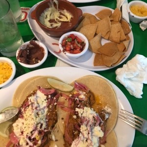 taco cochinilla, cerdo con cebollas y quedo