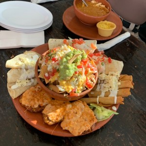 este planto de nachos o totopos pra compartir esta super completo.