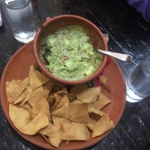 guacamole con totopos