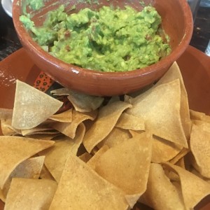 Guacamole con nachos.