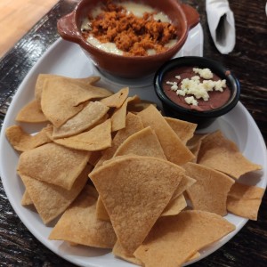 Nachos con queso fundido