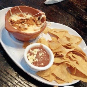 queso fundido con chorizo