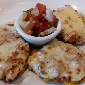 Patacon con queso y chorizo