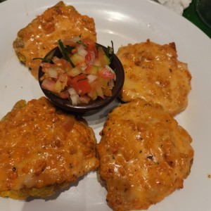 Patacones rellenos con chorizo y queso