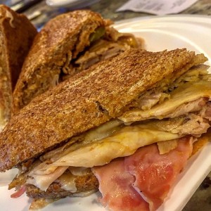 Emparedado Cubano en pan integral.