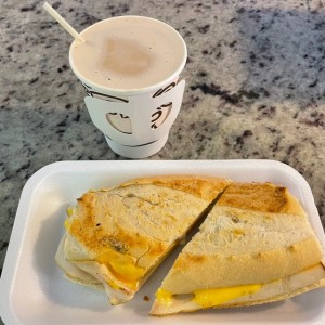 medio emparedado de jamon de pavo y queso 