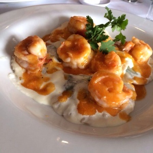 Raviolis de espinaca en salsa de camarones