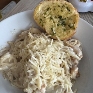 Pasta en salsa blanca con extra pollo (menu kids)