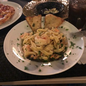 Pastas - Frutti di mare. como bajo en sal, pero este plato parece que al chef se lebolvido agregarle una chispa.