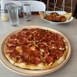 Pizza de peperoni y pene con mariscos
